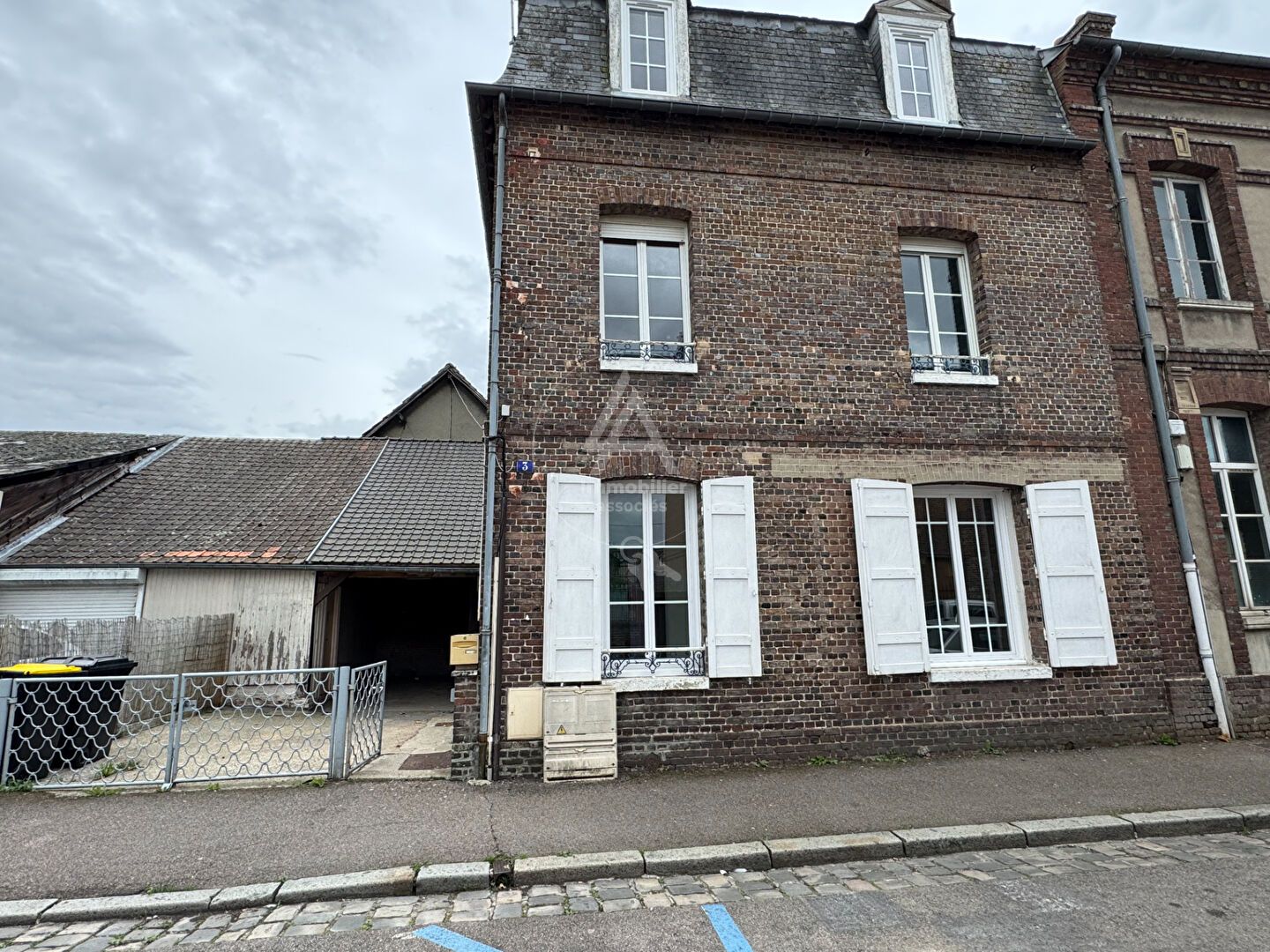 Maison en brique 2 chambres  et  2 bureaux. Centre-ville à pied