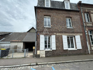 Maison en brique 2 chambres  et  2 bureaux. Centre-ville à pied