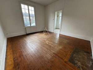 Maison en brique 2 chambres  et  2 bureaux. Centre-ville à pied