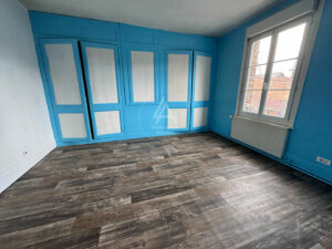 Maison en brique 2 chambres  et  2 bureaux. Centre-ville à pied