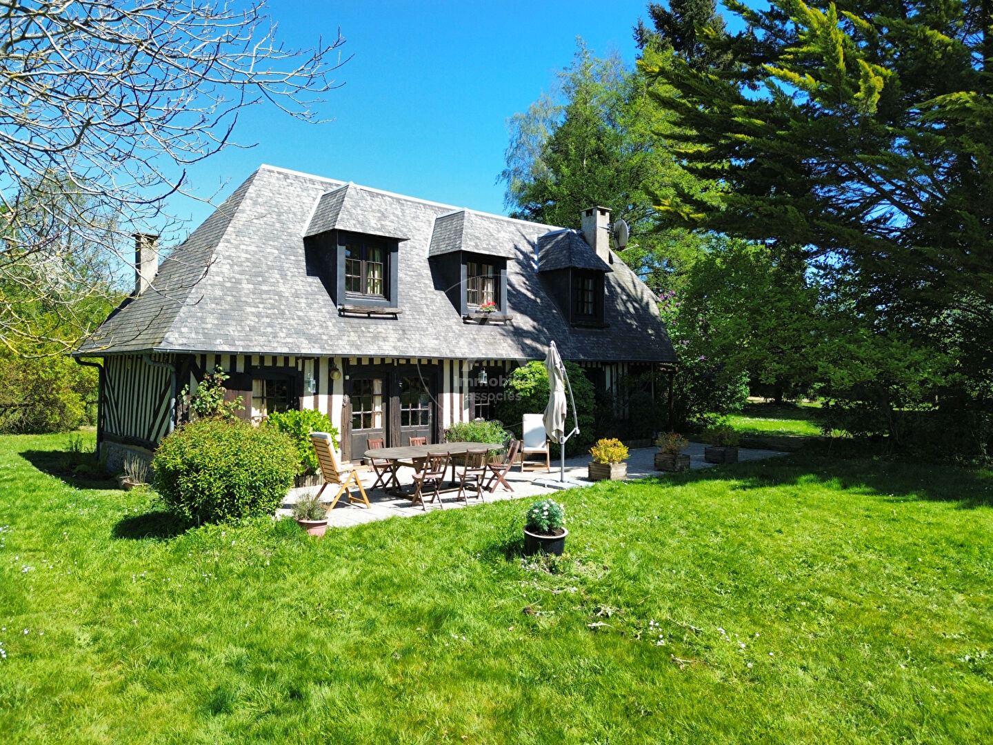 Maison et dépendance