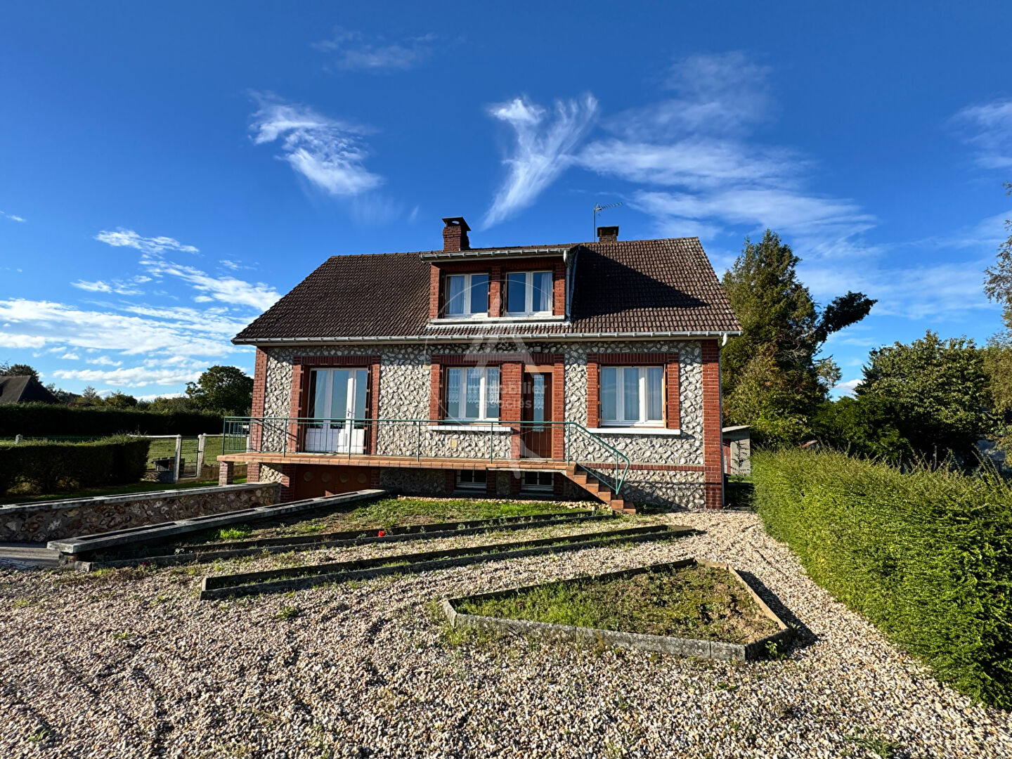 Maison familiale avec beau potentiel, sous-sol complet