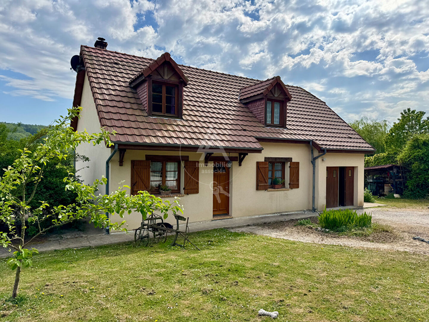 Maison familiale avec grand terrain et espace pour animaux