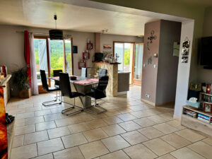 Maison familiale avec grand terrain et espace pour animaux