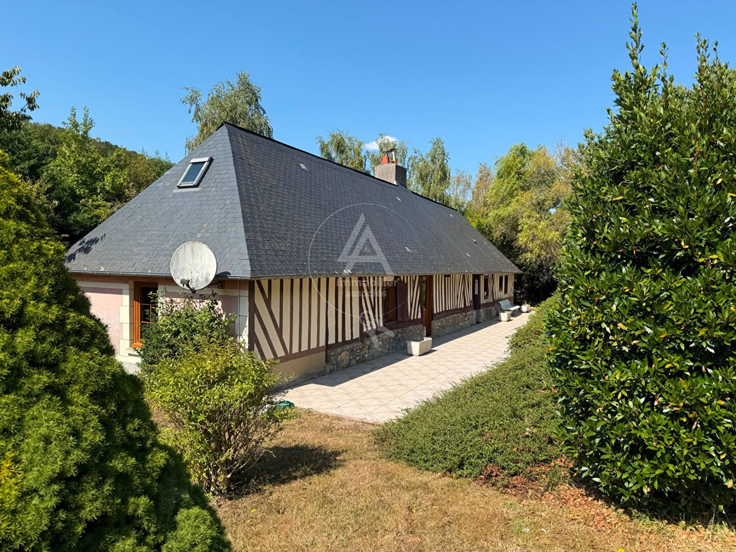 Maison avec grand terrain et bâtiment