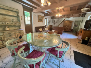 Maison avec grand terrain et bâtiment