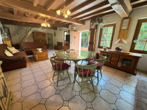Maison avec grand terrain et bâtiment